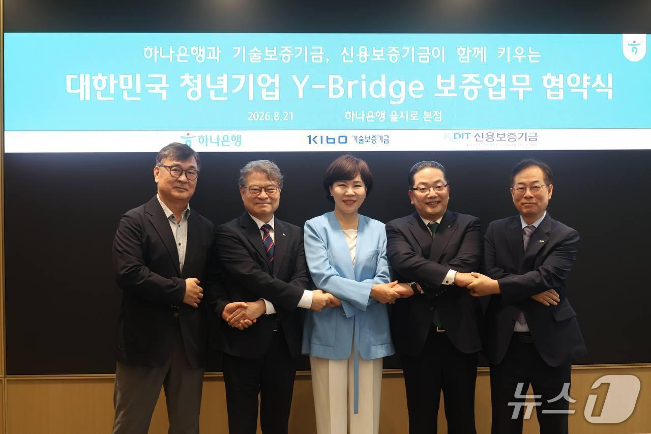 본문 이미지 - 전현희 더불어민주당 의원이 21일 하나은행·신용보증기금·기술보증기금과 만나 '대한민국 청년기업 Y-Bridge 보증업무' 협약식을 가졌다. 2026.08.21 / 사진제공=전현희 의원실