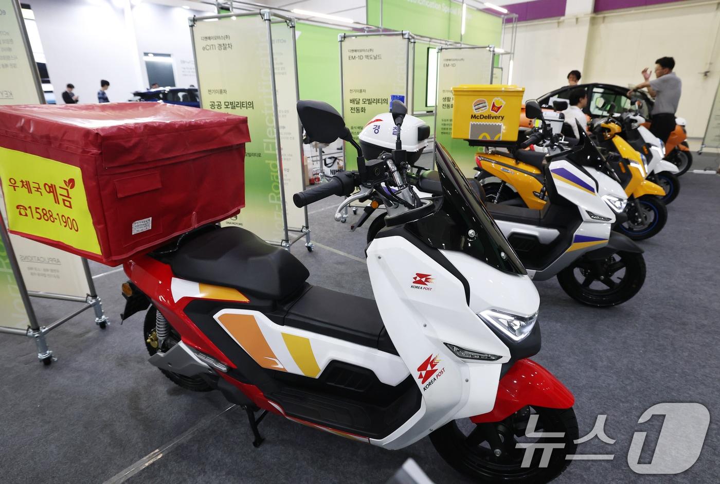 본문 이미지 - 서울 강남구 코엑스에서 막을 올린 'EV 트렌드코리아 2026'에서 방문객들이 전기 이륜차들을 살펴보고 있다. 2026.8.25 ⓒ 뉴스1 오대일 기자