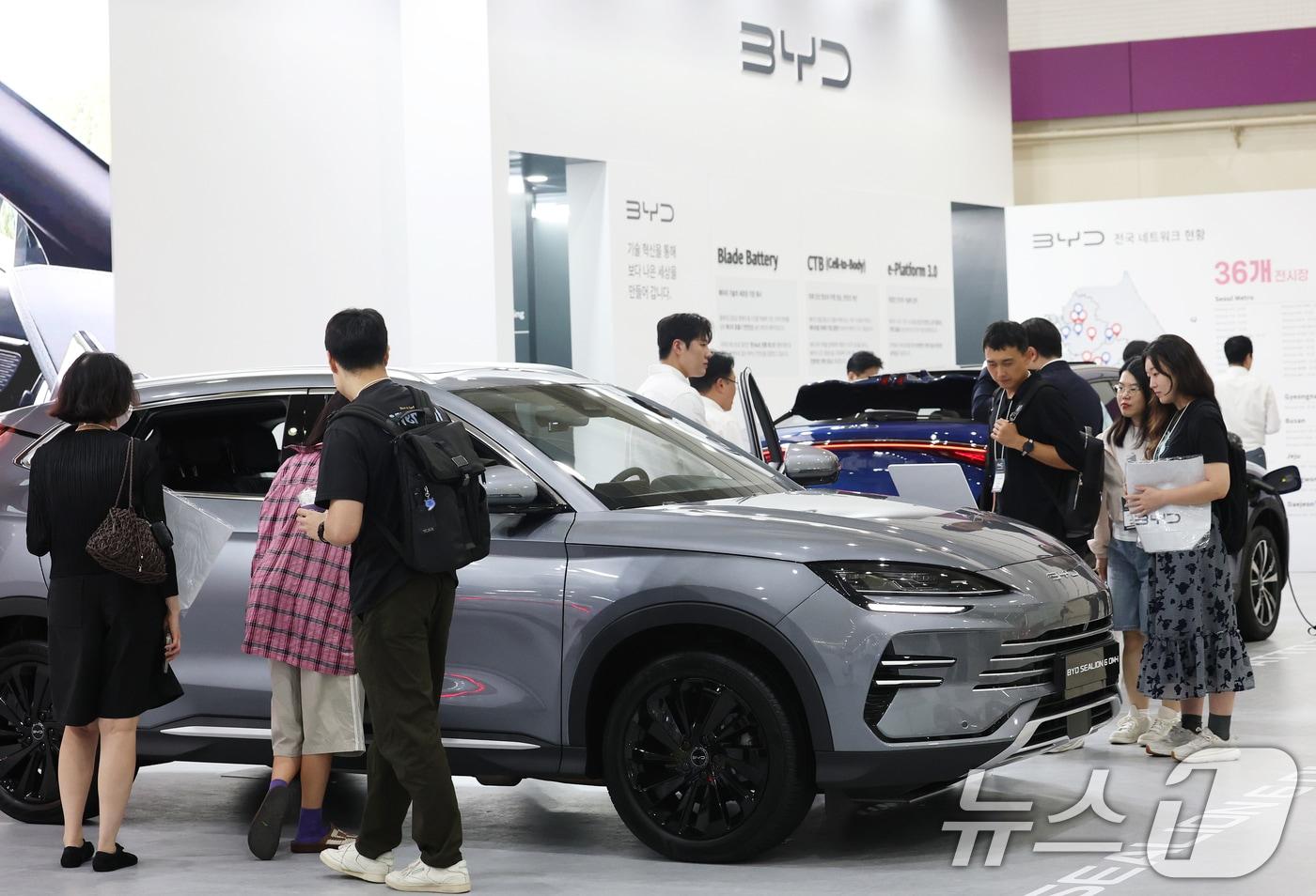 본문 이미지 - 지난 8월 서울 강남구 코엑스에서 열린 'EV 트렌드코리아 2026'에서 방문객들이 BYD 전기차 라인업을 살펴보고 있고 있는 모습(자료사진). 2026.8.25 ⓒ 뉴스1 오대일 기자