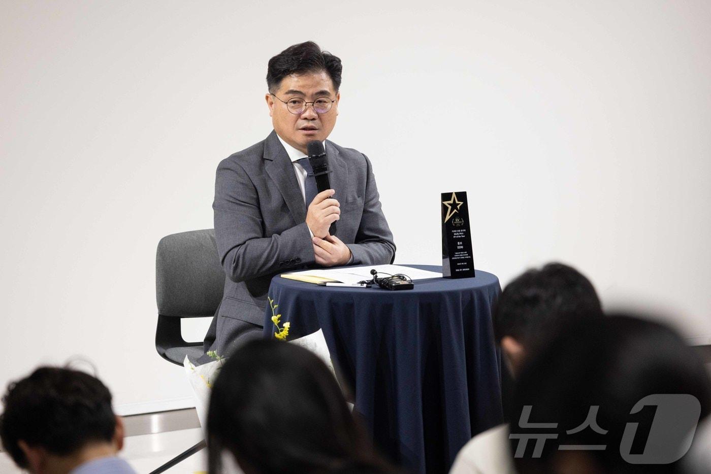 본문 이미지 - 이만식 볼보자동차코리아 전무가 25일 서울 강남 코엑스에서 한국자동차기자협회 소속 기자들의 질의에 답변하고 있다(볼보자동차코리아 제공). 2026.8.25. ⓒ 뉴스1 김성식 기자