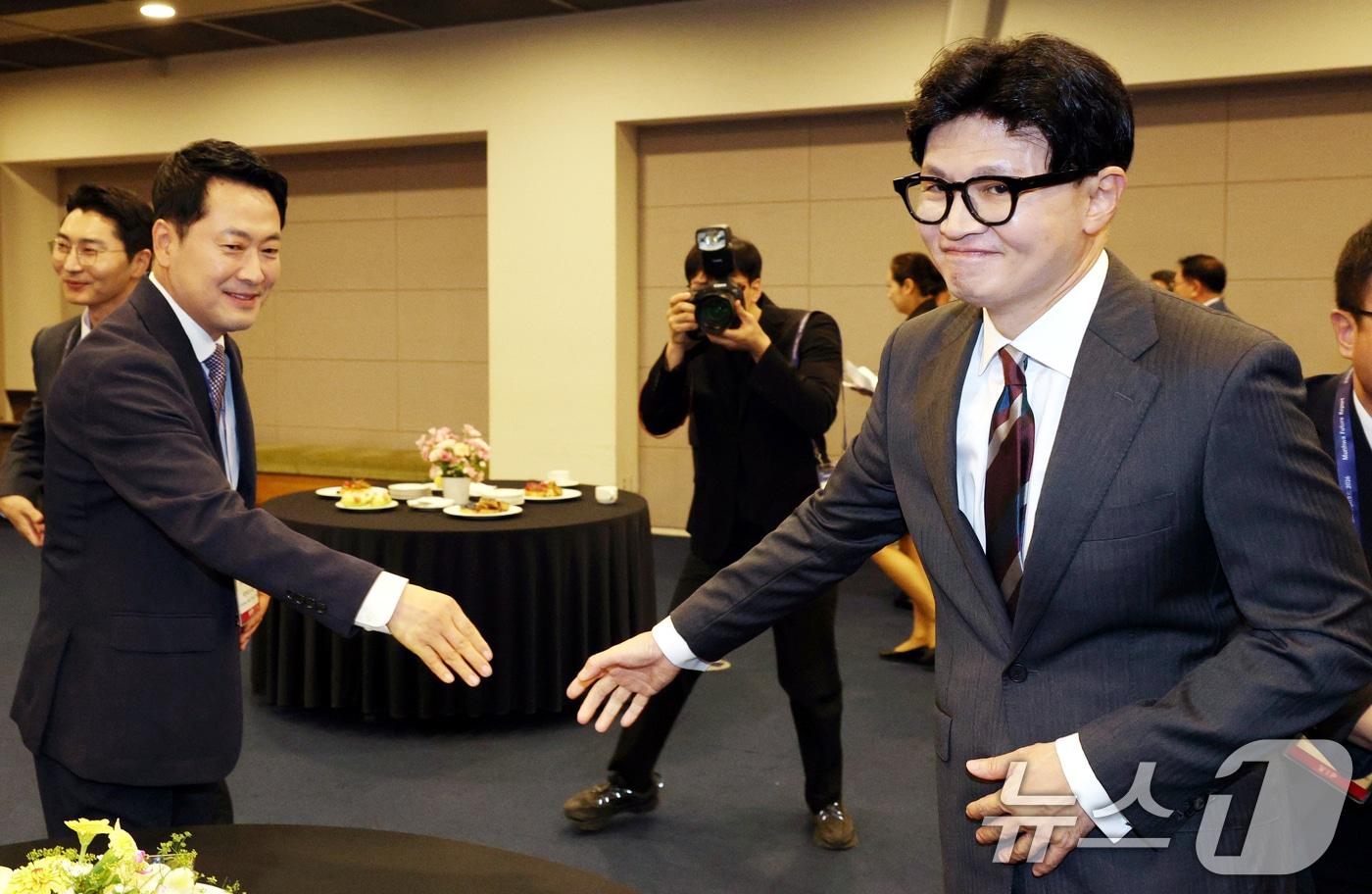 본문 이미지 - 장동혁 국민의힘 대표와 한동훈 무소속 의원이 지난 8월 25일 서울 중구 대한상공회의소에서 열린 문화미래리포트 2026에서 만나 인사하고 있다. (문화일보 제공) 2026.8.25 ⓒ 뉴스1
