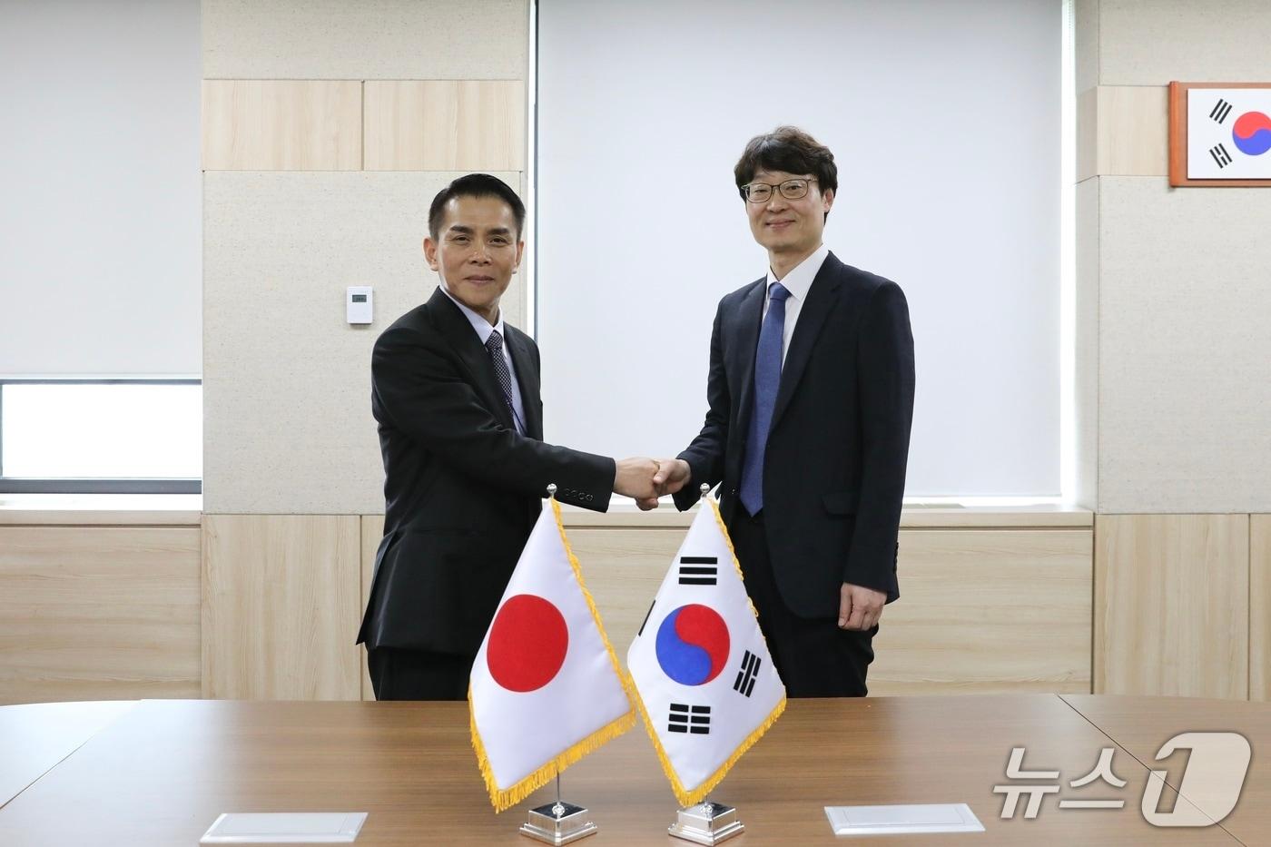 본문 이미지 - 한-일본 양자협력회의에서 기념촬영을 하고 있는 이명호 국가데이터처 차장과 아코 타이지로 일본 통계청 통계조사부장. (국가데이터처 제공)