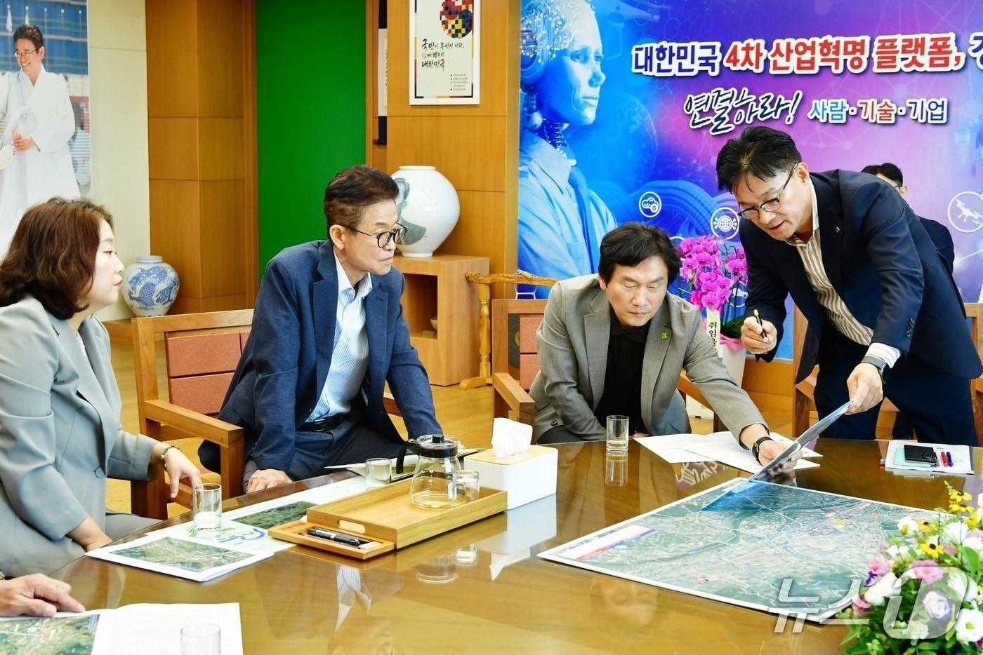 본문 이미지 - 조현일 경산시장(왼쪽 세번째)이 지난 24일 이철우 경북지사(두번째)에게 '대구도시철도 1호선 금호 연장' 사업을 건의하고 있다. (경산시 제공. 재판매 및 DB금지)