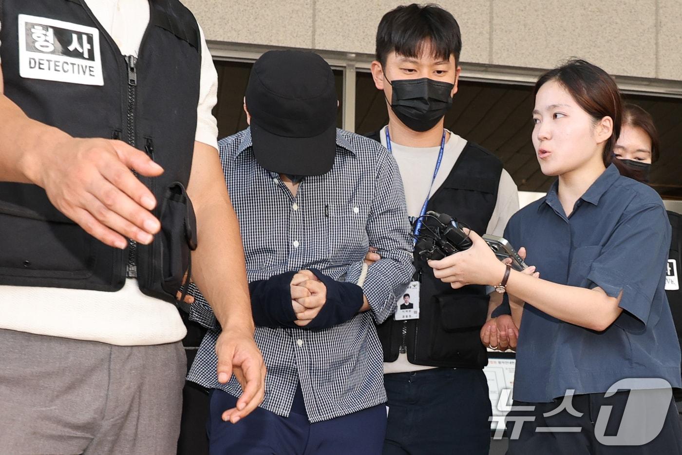 본문 이미지 - 장미란 씨 등 실종 사건 2건을 허위종결한 혐의를 받는 제주서부경찰서 소속 부 모 경장이 25일 제주지방법원에서 구속 전 피의자 심문(영장실질심사)을 마친 뒤 이동하고 있다. 2026.8.25 ⓒ 뉴스1 안은나 기자