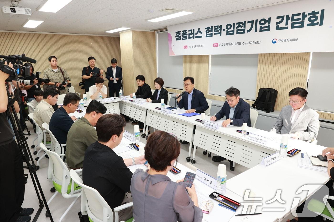 본문 이미지 - 이병권 중소벤처기업부 제2차관이 25일 서울 영등포구 중소벤처기업진흥공단 수도권지원센터에서 열린 ‘홈플러스 협력·입점업체 간담회’에서 인사말을 하고 있다. (중소벤처기업부 제공. 재판매 및 DB금지) 2026.8.25 ⓒ 뉴스1