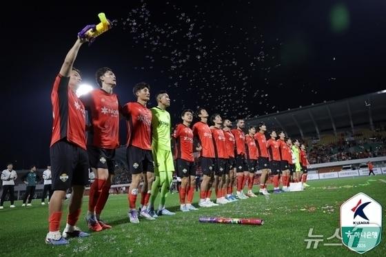 본문 이미지 - 강원FC 선수들.(한국프로축구연맹 제공. 재판매 및 DB금지)/뉴스1