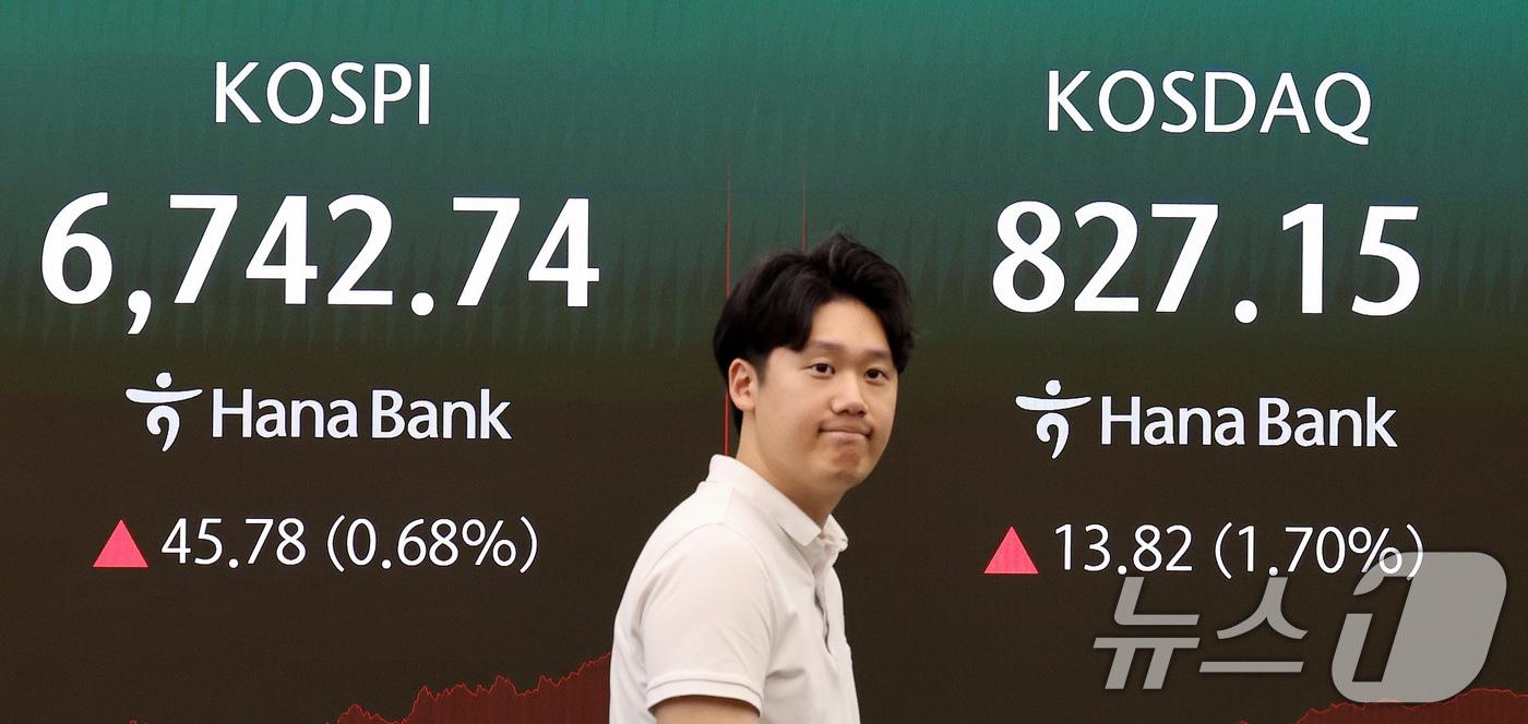 본문 이미지 - 25일 서울 중구 하나은행 딜링룸 전광판에 코스피 종가가 나오고 있다. 2026.8.25 ⓒ 뉴스1 박지혜 기자