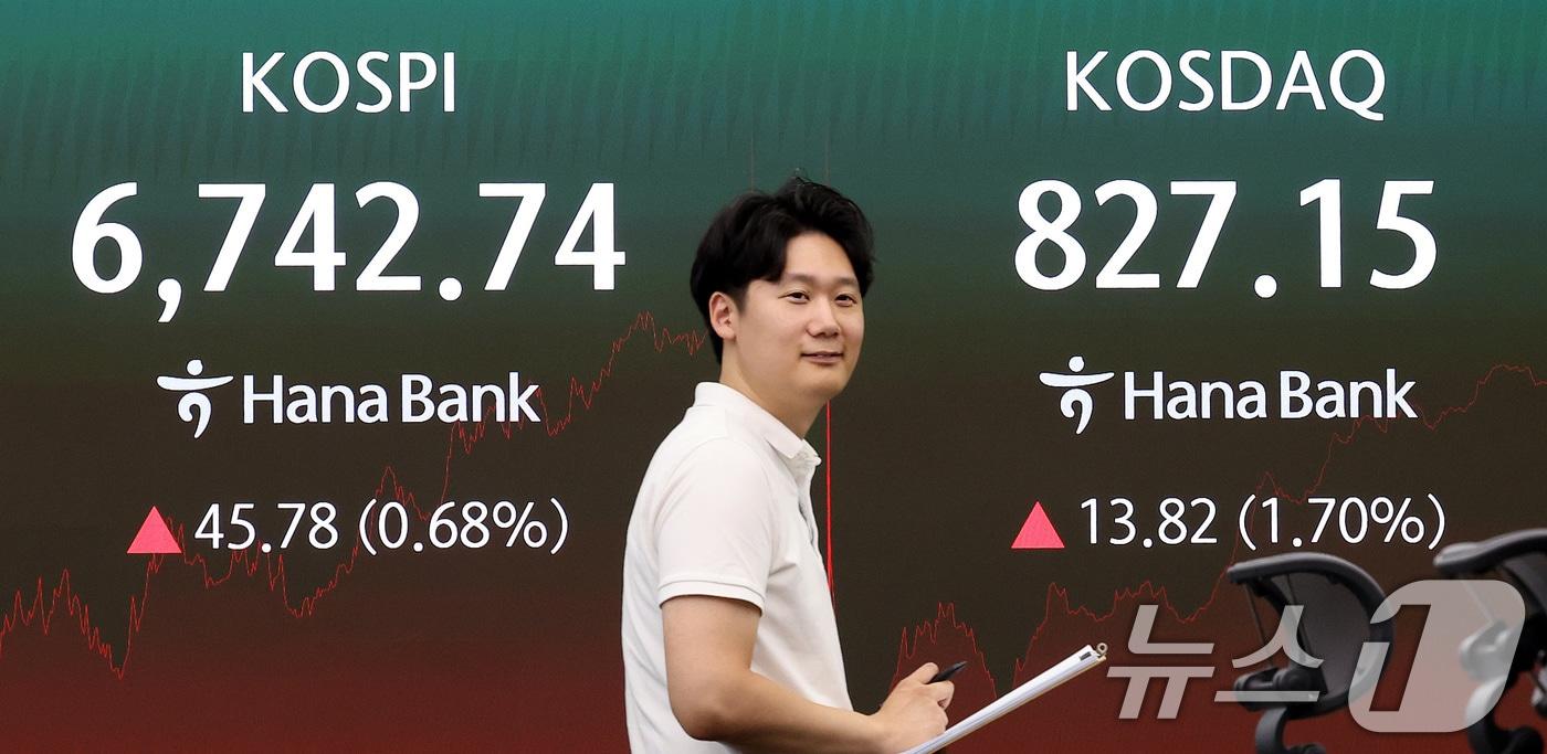 본문 이미지 - 25일 서울 중구 하나은행 딜링룸 전광판에 코스피 종가가 나오고 있다.2026.8.25 ⓒ 뉴스1 박지혜 기자