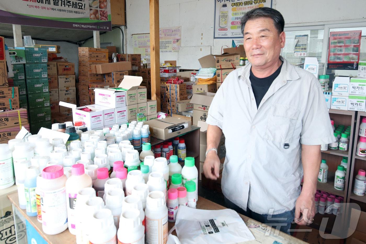 본문 이미지 - 25일 전남광주 해남군 산이면의 한 농약사에서 관계자가 연속된 지진 진동으로 인한 낙하 사고 및 재산 피해를 막기 위해 유리병 농약 용기 등 진열대 물품을 바닥 상자로 옮기며 정리하고 있다. 2026.8.25 ⓒ 뉴스1 조수민 기자