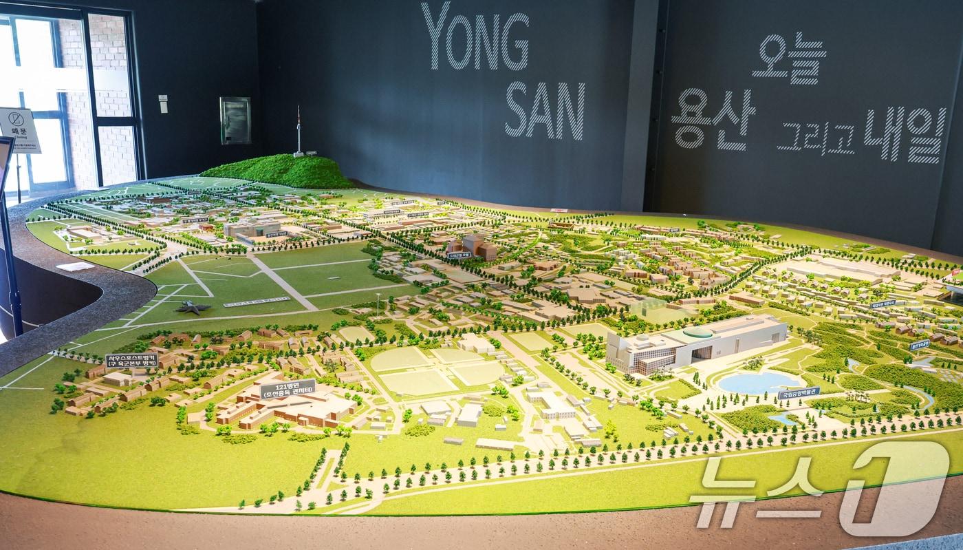 본문 이미지 - 서울 용산구 장교숙소5단지 내 홍보관에 설치된 용산가족공원 모형의 모습. 2026.8.25 ⓒ 뉴스1 이호윤 기자