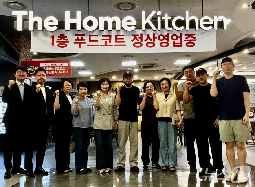 본문 이미지 - 최은영 부산시의원(왼쪽에서 다섯번째)이 홈플러스 센텀시티점 입점업체 관계자들과 간담회를 가진 뒤 기념촬영을 하고 있다.(부산시의회 제공. 재판매 및 DB금지).