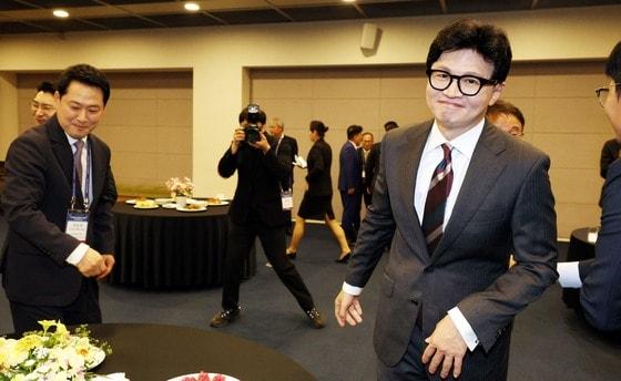 본문 이미지 - 장동혁 국민의힘 대표와 한동훈 무소속 의원이  지난 8월 25일 서울 중구 대한상공회의소에서 열린 문화미래리포트 2026에서 만나 인사하고 있는 모습. (문화일보 제공. 재판매 및 DB 금지) 2026.8.25 ⓒ 뉴스1