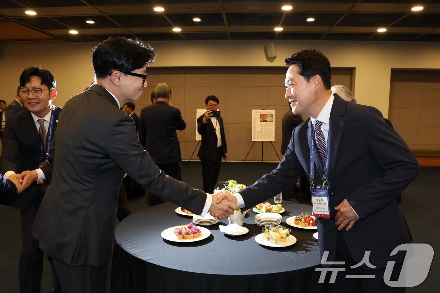 본문 이미지 - 장동혁 국민의힘 대표와 한동훈 무소속 의원이 25일 서울 중구 대한상공회의소에서 열린 문화미래리포트 2026에서 만나 인사하고 있다. (문화일보 제공) 2026.8.25 ⓒ 뉴스1