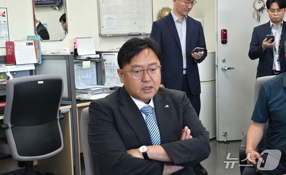 본문 이미지 - 25일 오전 세종시청 기자실을 찾아 현안을 설명하는 조상호 시장. 2025.8.25/뉴스1