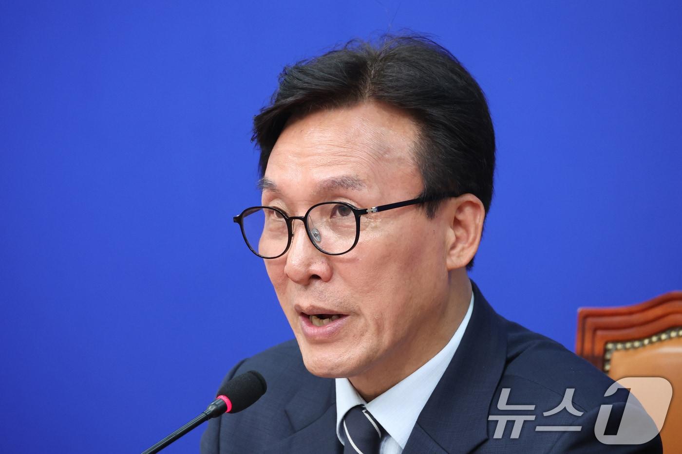 본문 이미지 - 김민석 더불어민주당 대표가 25일 서울 여의도 국회에서 민주당 혁신특별기구 '메가 텐' 인선 관련 브리핑을 하고 있다. 2026.8.25 ⓒ 뉴스1 신웅수 기자