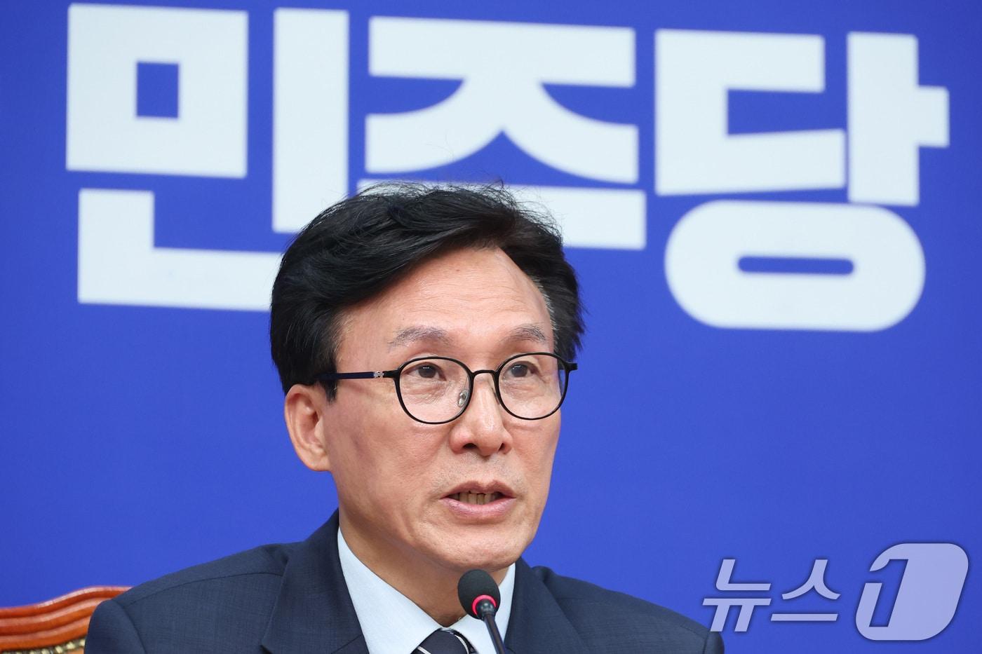 본문 이미지 - 김민석 더불어민주당 대표가 25일 서울 여의도 국회에서 민주당 혁신특별기구 '메가 텐' 인선 관련 브리핑을 하고 있다. 2026.8.25 ⓒ 뉴스1 신웅수 기자