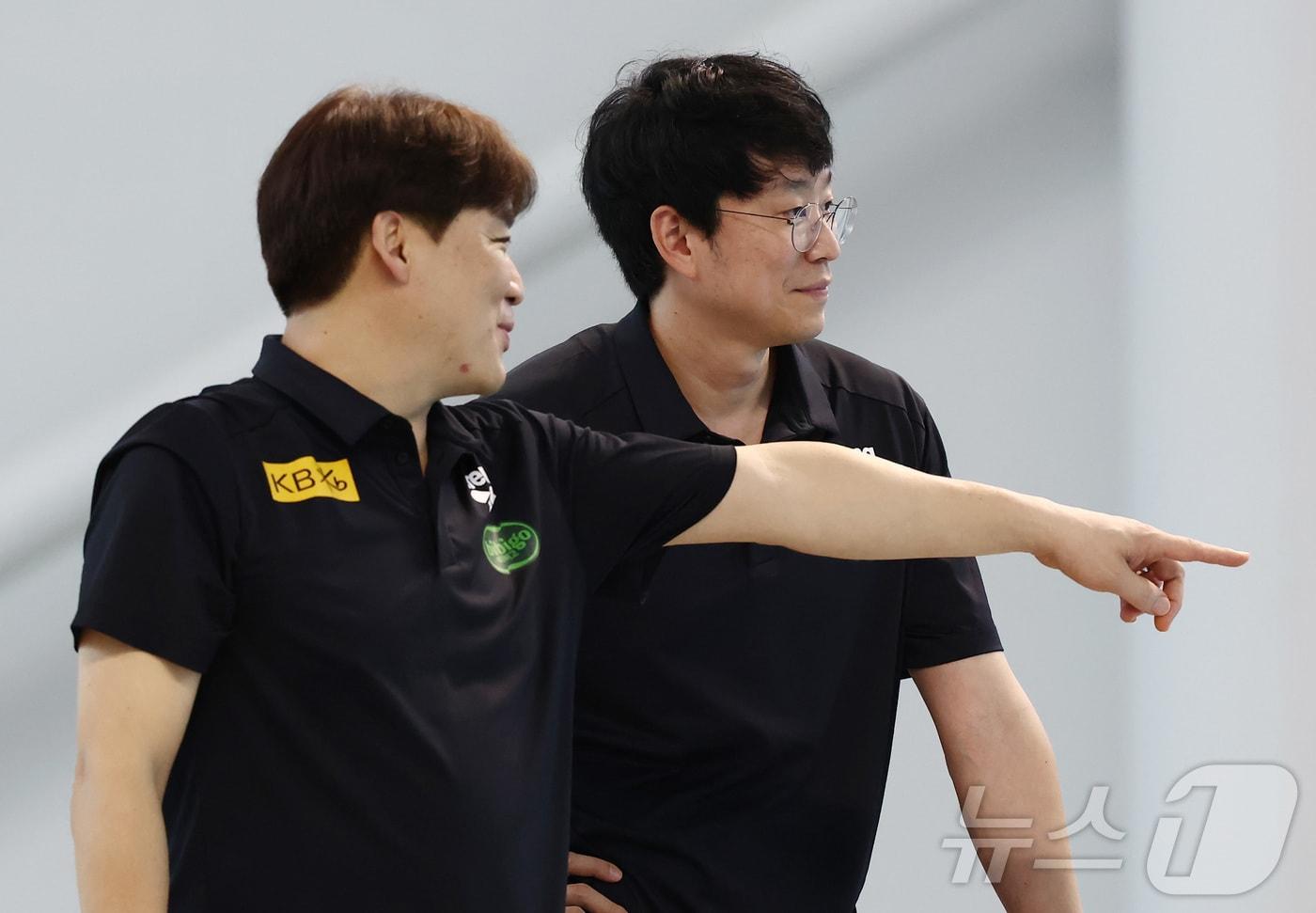 본문 이미지 - 25일 오후 충북 진천선수촌에서 열린 2026 아이치·나고야 하계아시아경기대회 대한수영연맹 미디어데이에서 김효열 감독(오른쪽)이 대표팀 훈련을 지켜보고 있다. 2026.8.25 ⓒ 뉴스1 김민지 기자