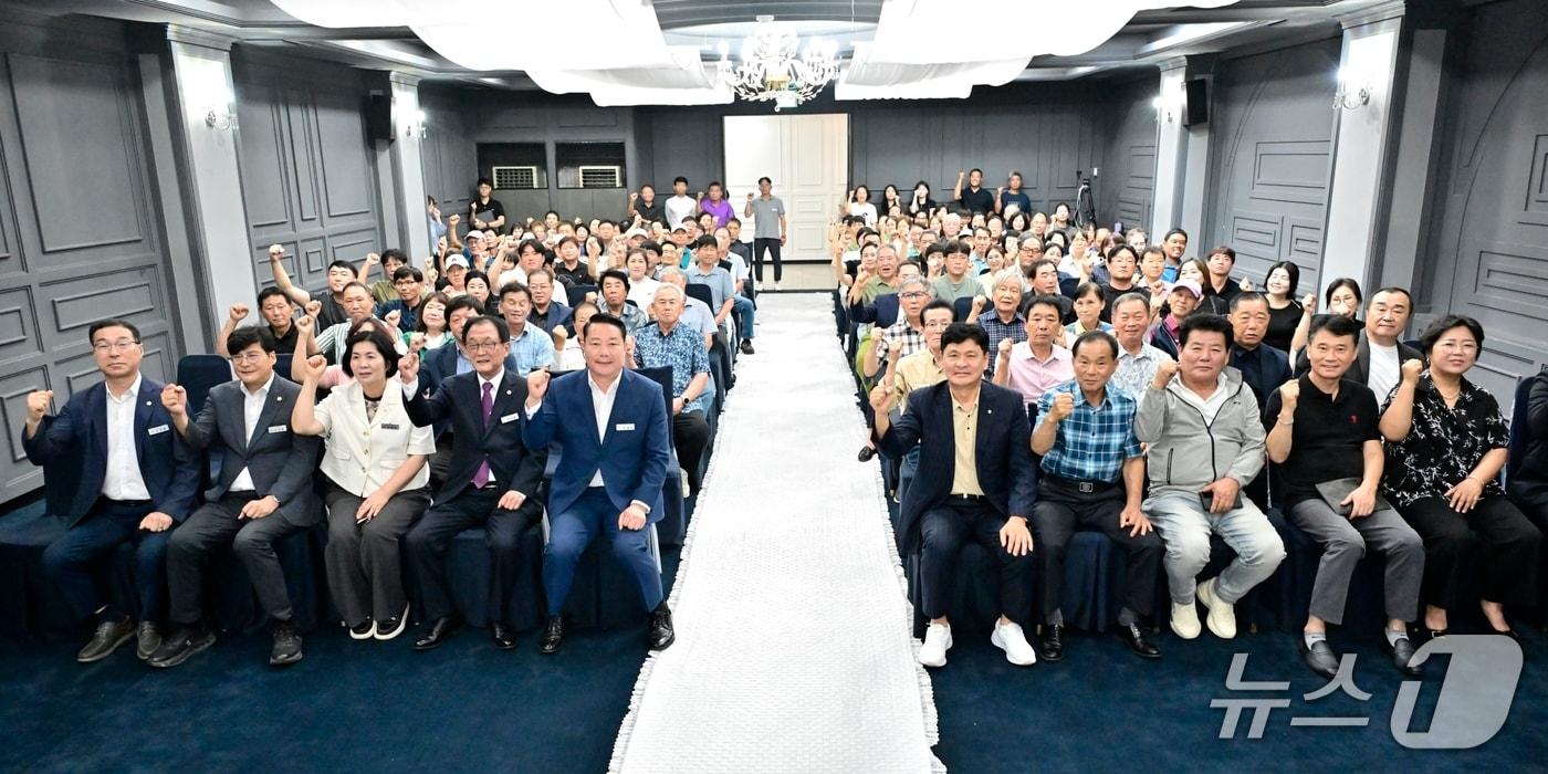 본문 이미지 - 25일 전북 순창군체육회가 '제63회 전북도민체육대회' 선수단 결단식을 개최한 가운데 참석자들이 기념 촬영을 하고 있다.(순창군체육회 제공. 재판매 및 DB금지)/뉴스1