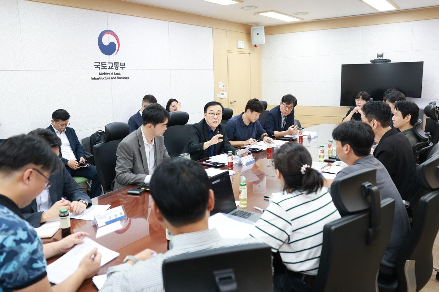 본문 이미지 - 김윤덕 국토부 장관이 25일 뉴홈 청약자들과 간담회를 진행하고 있다.(국토부 제공) / 뉴스1 ⓒ News1