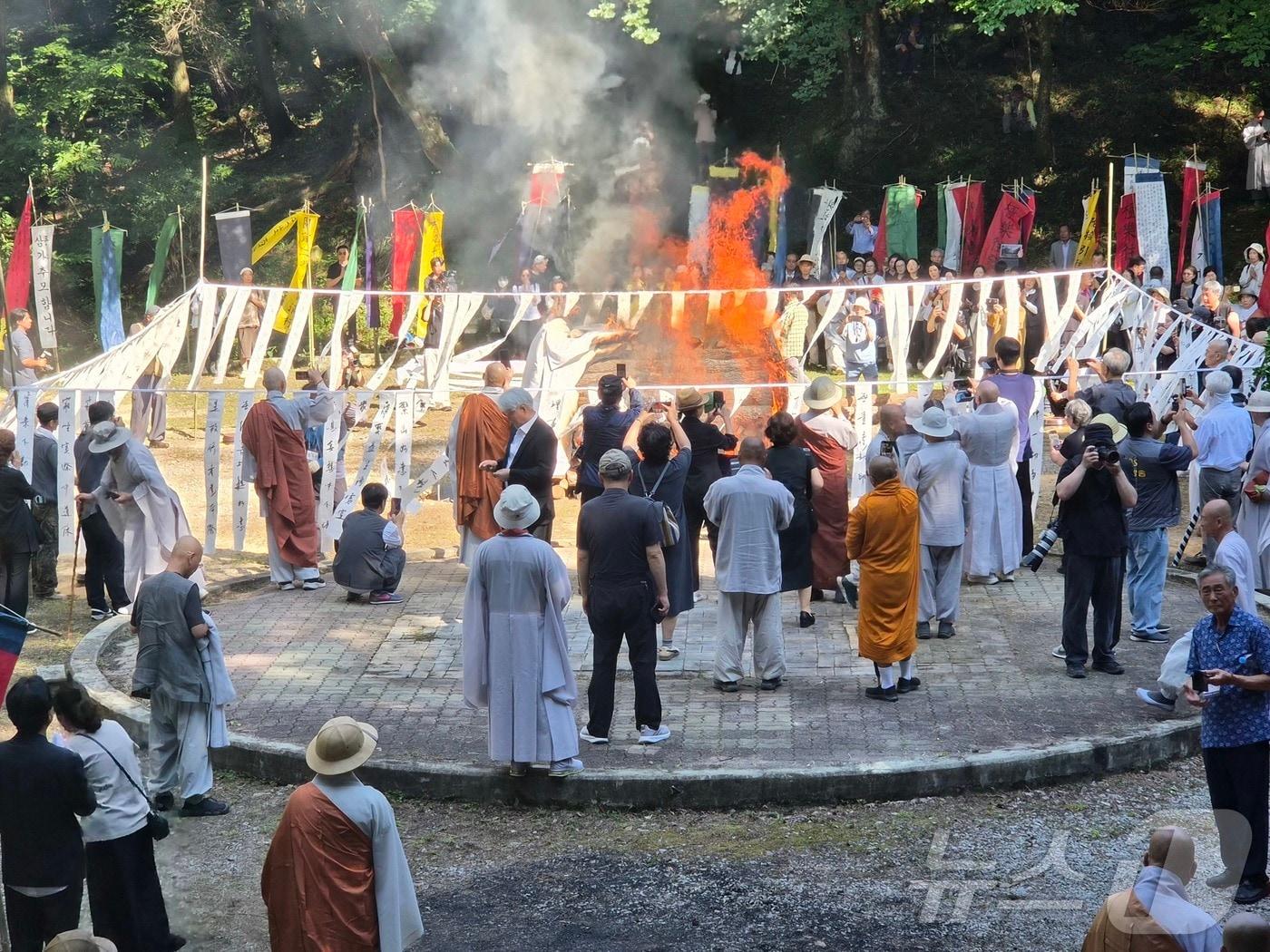 본문 이미지 - 25일 충북 보은군 대한불교조계종 제5교구본사 법주사에서 고 명진 스님의 다비식이 열리고 있다. 2026.8.25 ⓒ 뉴스1