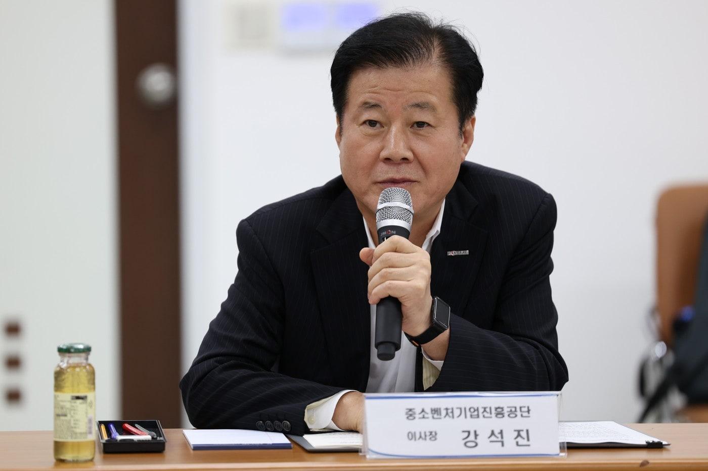 본문 이미지 - 강석진 중진공 이사장이 간담회에서 발언하고 있다.(중소벤처기업진흥공단 제공)