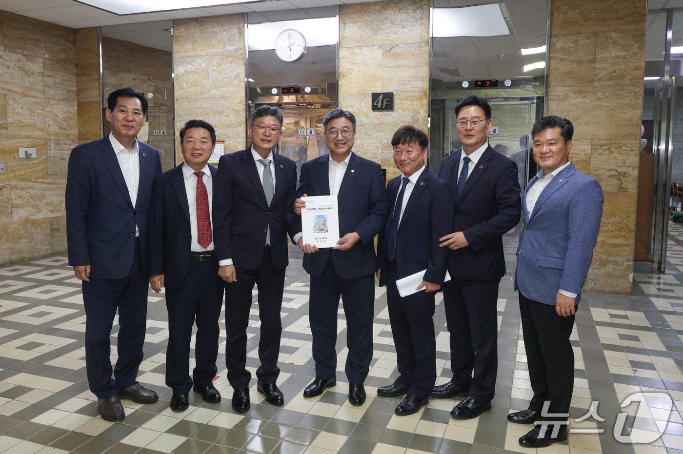 본문 이미지 - 25일 남종섭 경기도의회 의장(우측에서 세 번째) 등이 국회를 찾아 윤호중 행정안전부 장관(가운데)을 만나 지방의회법 제정 촉구 건의안과 경기도의회 자체 제정안을 전달했다.(도의회 제공. 재판매 및 DB금지)/뉴스1