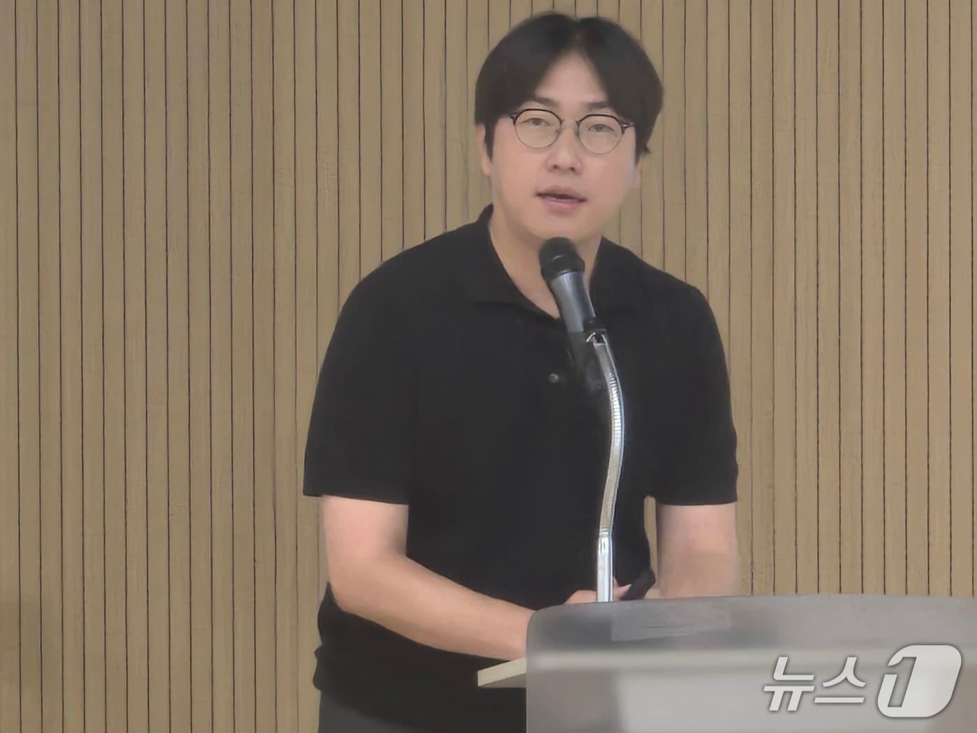 본문 이미지 - 25일 서울 마포구 마포중앙도서관에서 열린 'AI 시대 출판 전략' 특강에서 하정우 전 청와대 AI미래기획수석비서관이 "출판은 단순 지원 대상이 아닌 국가 지식 기반을 만드는 핵심 산업"이라고 강조했다. 2026.08.25 ⓒ 뉴스1 김정한 기자