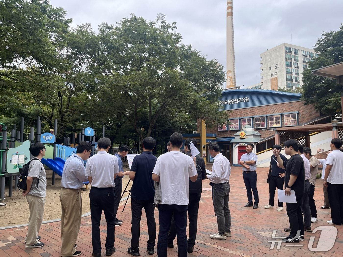 본문 이미지 - 서울시가 25일 노원구 중계그린과 중계주공4단지 재건축 정비계획 수립 대상지를 방문해 둘러보고 있다. 2026.8.25(서울시 제공)