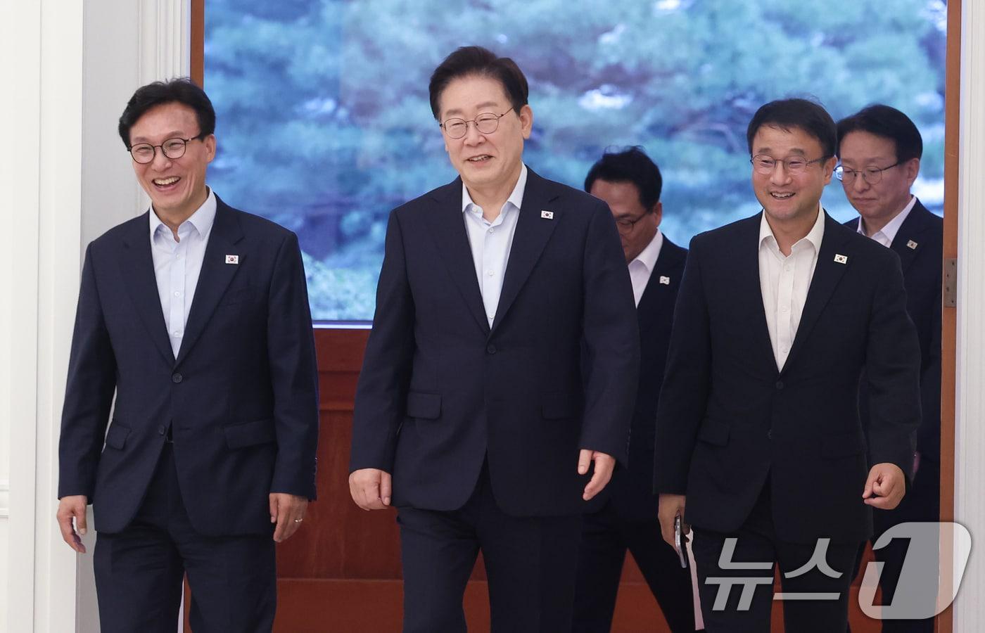 본문 이미지 - 이재명 대통령과 김민석 더불어민주당 대표, 한병도 원내대표가 25일 청와대에서 열린 민주당 신임 당지도부 만찬 간담회에 입장하고 있다. (청와대통신사진기자단) 2026.8.25 ⓒ 뉴스1 이재명 기자