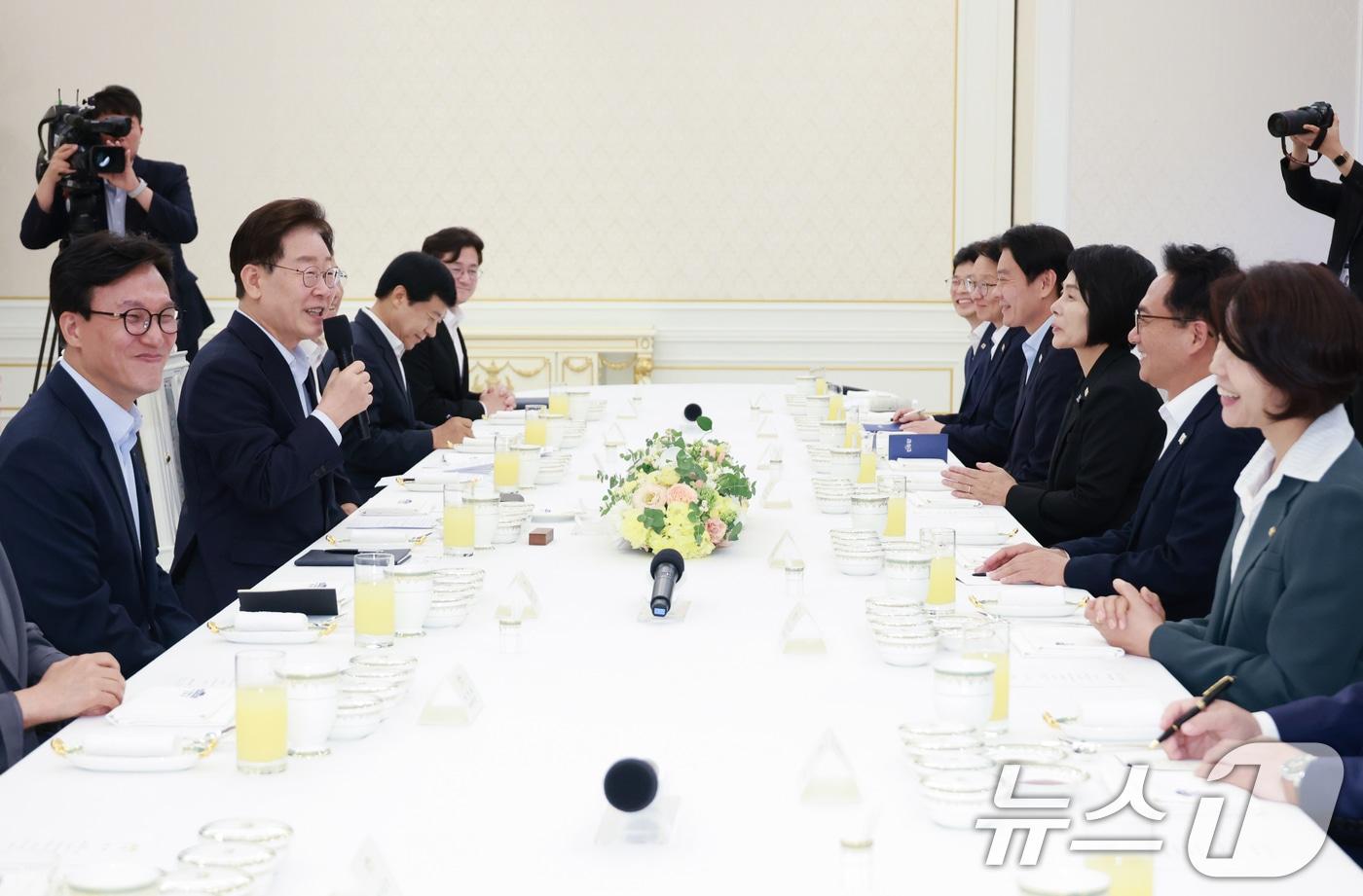 본문 이미지 - 이재명 대통령이 25일 청와대에서 열린 더불어민주당 신임 당지도부 만찬 간담회에서 발언을 하고 있다. (청와대통신사진기자단) 2026.8.25 ⓒ 뉴스1 이재명 기자