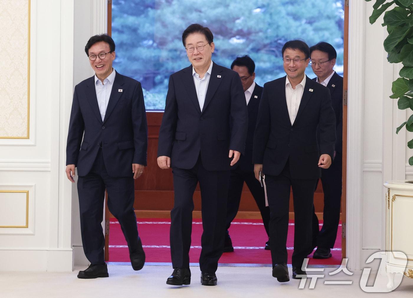 본문 이미지 - 이재명 대통령과 김민석 더불어민주당 대표, 한병도 원내대표가 25일 청와대에서 열린 민주당 신임 당지도부 만찬 간담회에 입장하고 있다. (청와대통신사진기자단) 2026.8.25 ⓒ 뉴스1 이재명 기자