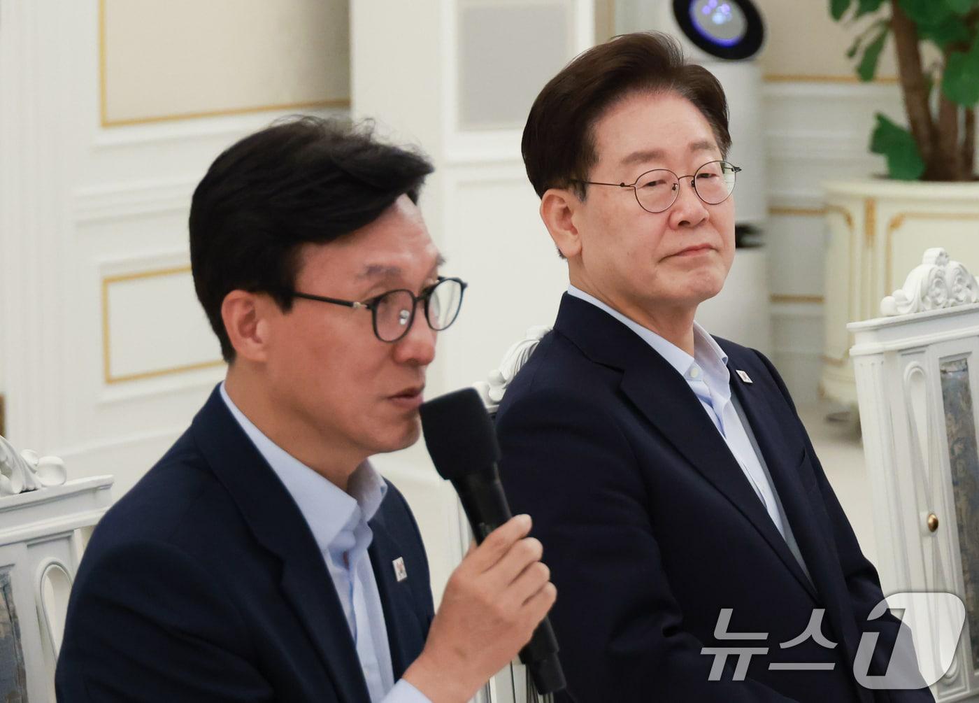 본문 이미지 - 이재명 대통령이 25일 청와대에서 열린 더불어민주당 신임 당지도부 만찬 간담회에서 김민석 대표의 발언을 듣고 있다. (청와대통신사진기자단) 2026.8.25 ⓒ 뉴스1 이재명 기자