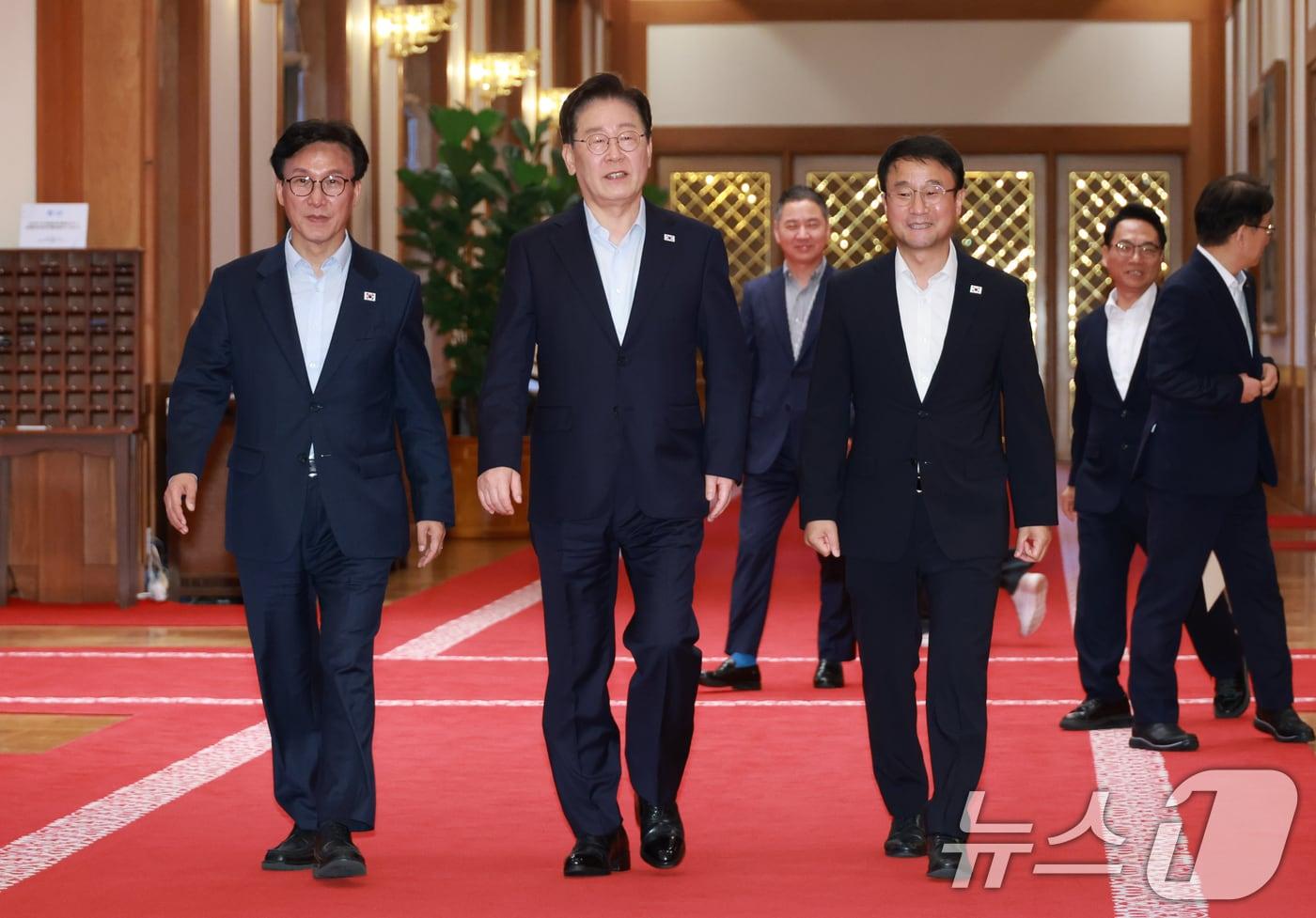 본문 이미지 - 이재명 대통령과 김민석 더불어민주당 대표, 한병도 원내대표가 25일 청와대에서 열린 민주당 신임 당지도부 만찬 간담회에 입장하고 있다. (청와대통신사진기자단) 2026.8.25 ⓒ 뉴스1 이재명 기자