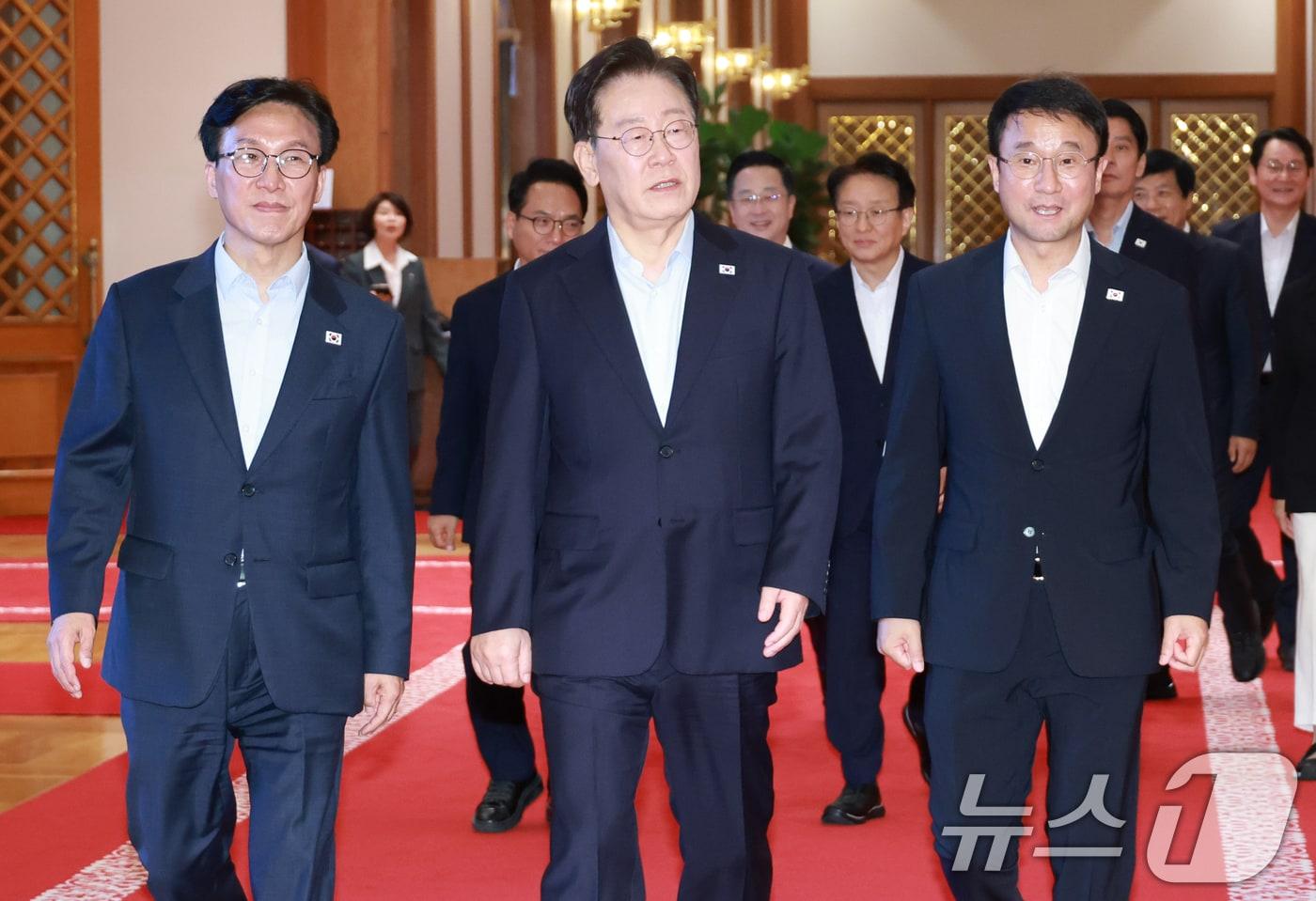 본문 이미지 - 이재명 대통령과 김민석 더불어민주당 대표, 한병도 원내대표가 25일 청와대에서 열린 민주당 신임 당지도부 만찬 간담회에 입장하고 있다. (청와대통신사진기자단) 2026.8.25 ⓒ 뉴스1 이재명 기자