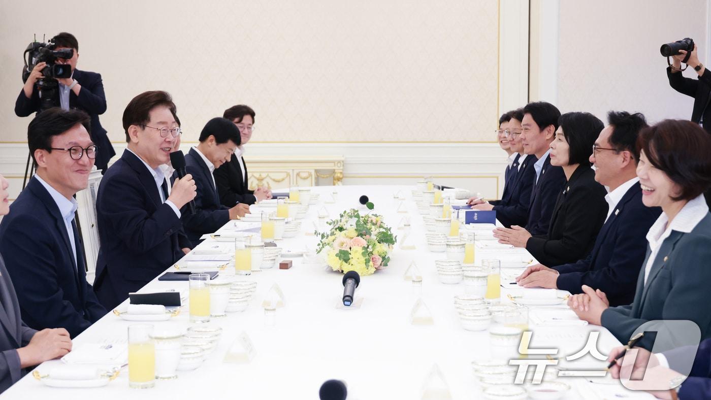 본문 이미지 - 이재명 대통령이 25일 청와대에서 열린 더불어민주당 신임 당지도부 만찬 간담회에서 발언을 하고 있다. (청와대통신사진기자단) 2026.8.25 ⓒ 뉴스1 이재명 기자