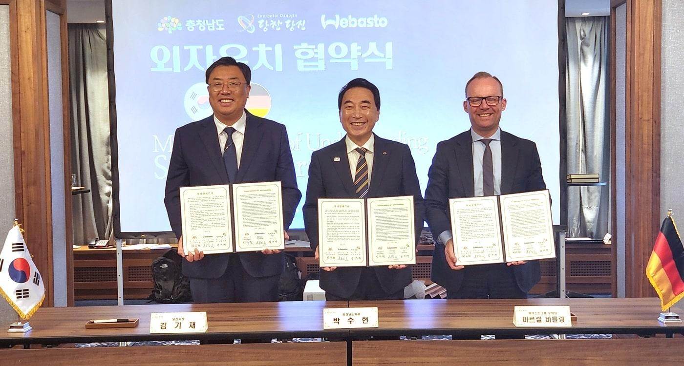 본문 이미지 - 박수현 충남지사(가운데)가 김기재 당진시장(오른쪽), 마르셀 바틀링 베바스토 그룹 부회장과 MOU 체결 후 기념촬영을 하고 있다.(도 제공. 재판매 및 DB금지)/뉴스1