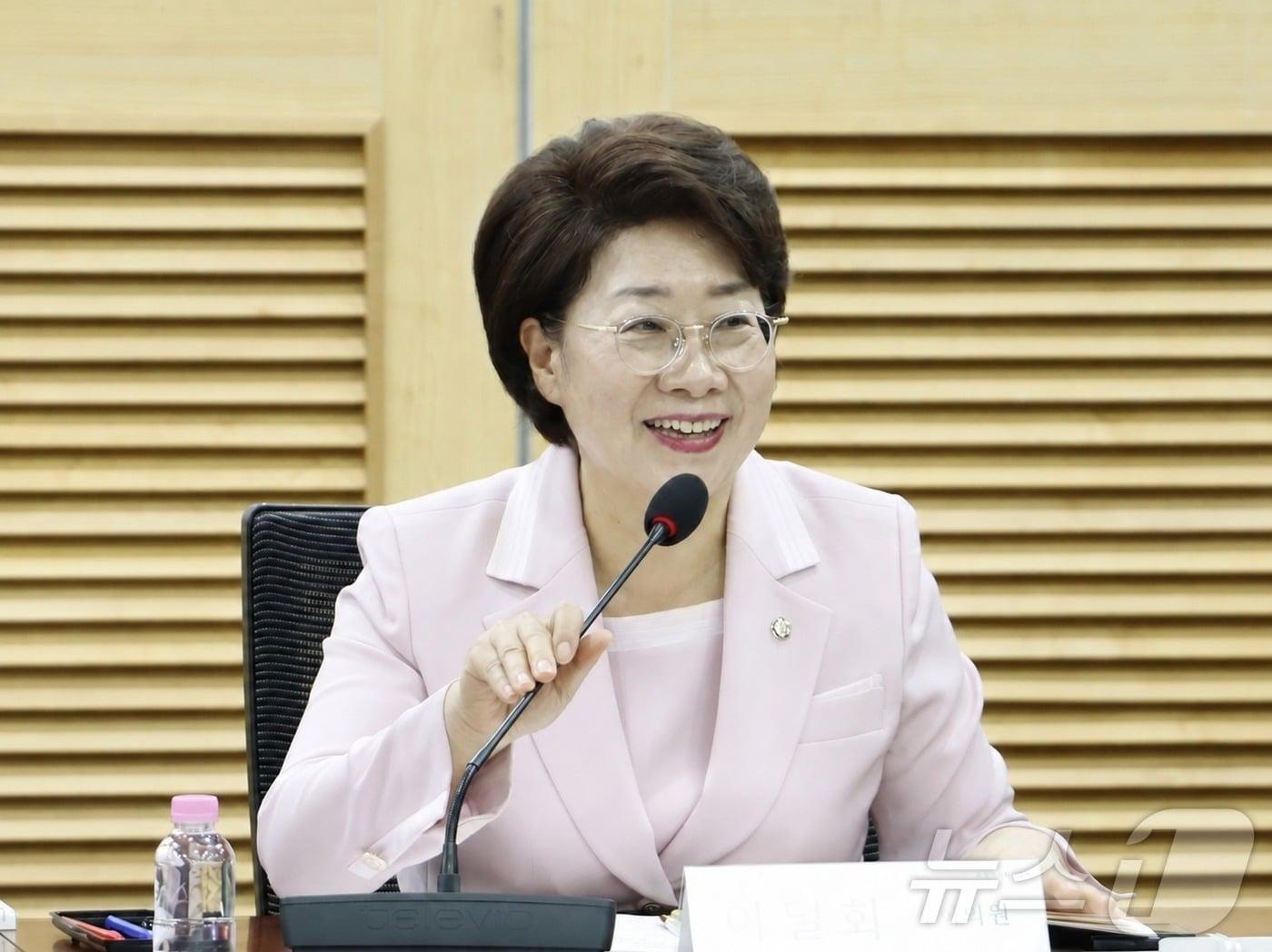 본문 이미지 - 국민의힘 이달희 의원(비례대표)은 26일 각급 선거관리위원회 위원 전원이 선거일부터 개표 종료 때까지 상근하도록 하는 ‘선거관리위원회법 일부개정법률안’을 대표발의했다./뉴스1
