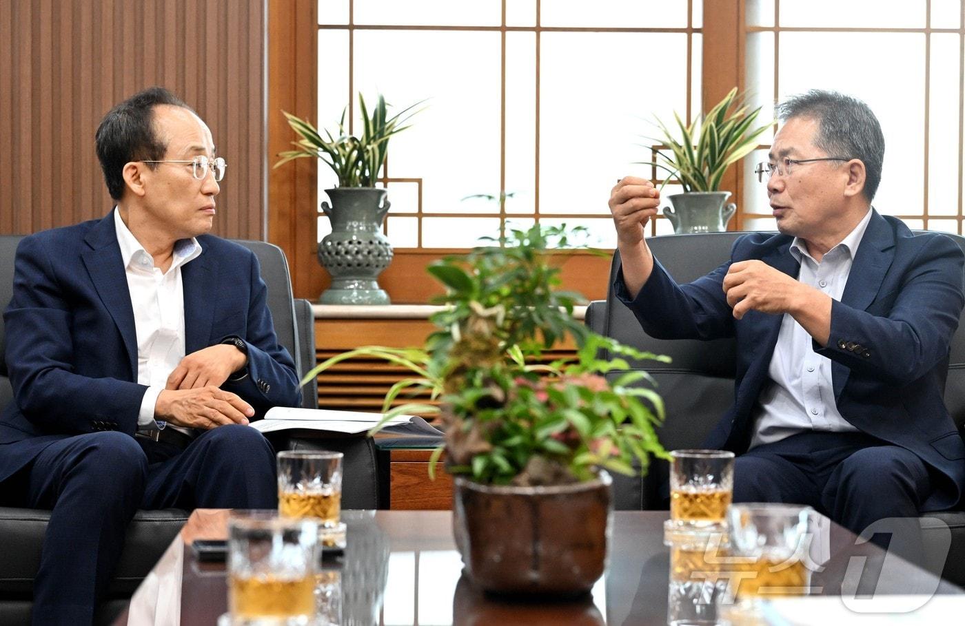 본문 이미지 - 김진열 군위군수가 대구시청에서 추경호 시장을 만나 TK민·군통합공항 추진과 지역 현안을 논의했다./(대구 군위군 제공, 재판매 및 DB 금지)뉴스1