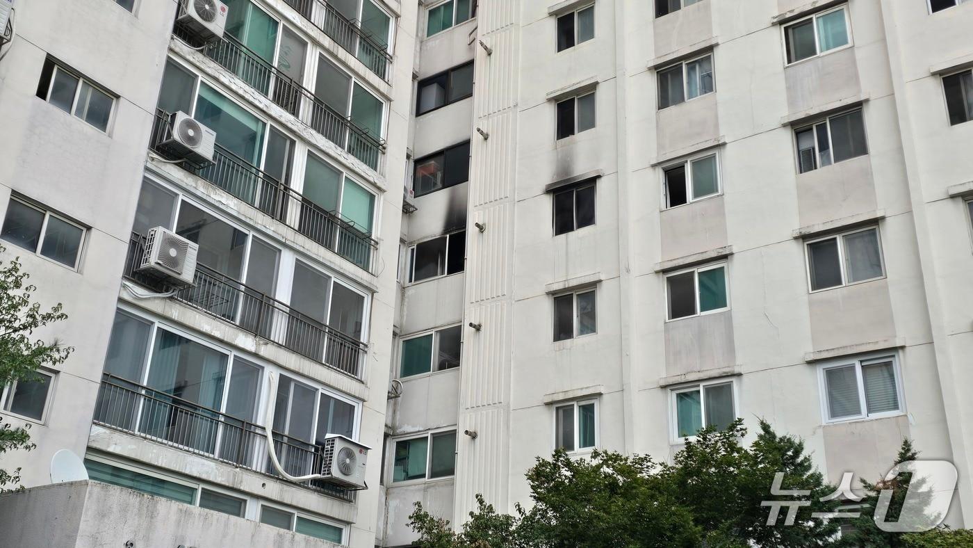본문 이미지 - 26일 오전 6시 30분쯤 서울 영등포구 신길역 인근의 15층짜리 아파트 5층에서 불이 났다. 불이 난 세대의 모습./뉴스1 ⓒ News1 윤주영 기자