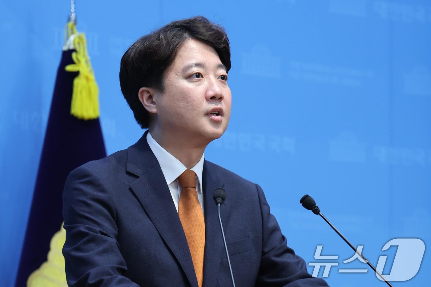 본문 이미지 - 이준석 개혁신당 대표가 26일 오전 서울 여의도 국회 소통관에서 당대표 사퇴 기자회견을 하고 있다. 2026.8.26 ⓒ 뉴스1 황기선 기자