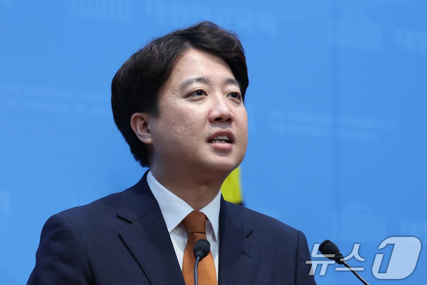 본문 이미지 - 이준석 개혁신당 대표가 26일 오전 서울 여의도 국회 소통관에서 당대표 사퇴 기자회견을 하고 있다. 2026.8.26 ⓒ 뉴스1 황기선 기자