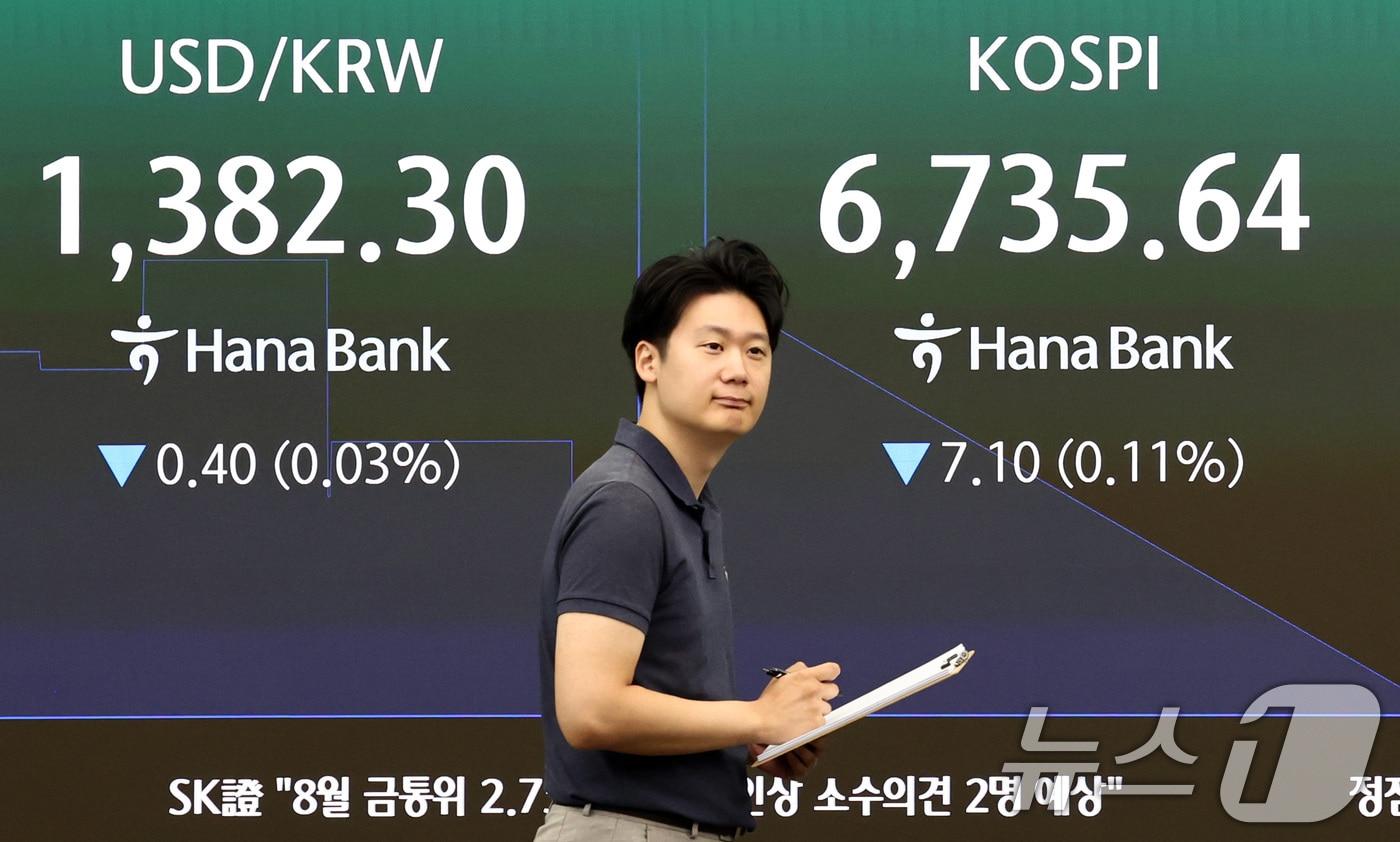 본문 이미지 - 26일 오전 서울 중구 하나은행 본점 딜링룸 전광판에 증시 시황이 표시되어 있다. 2026.8.26 ⓒ 뉴스1 최지환 기자