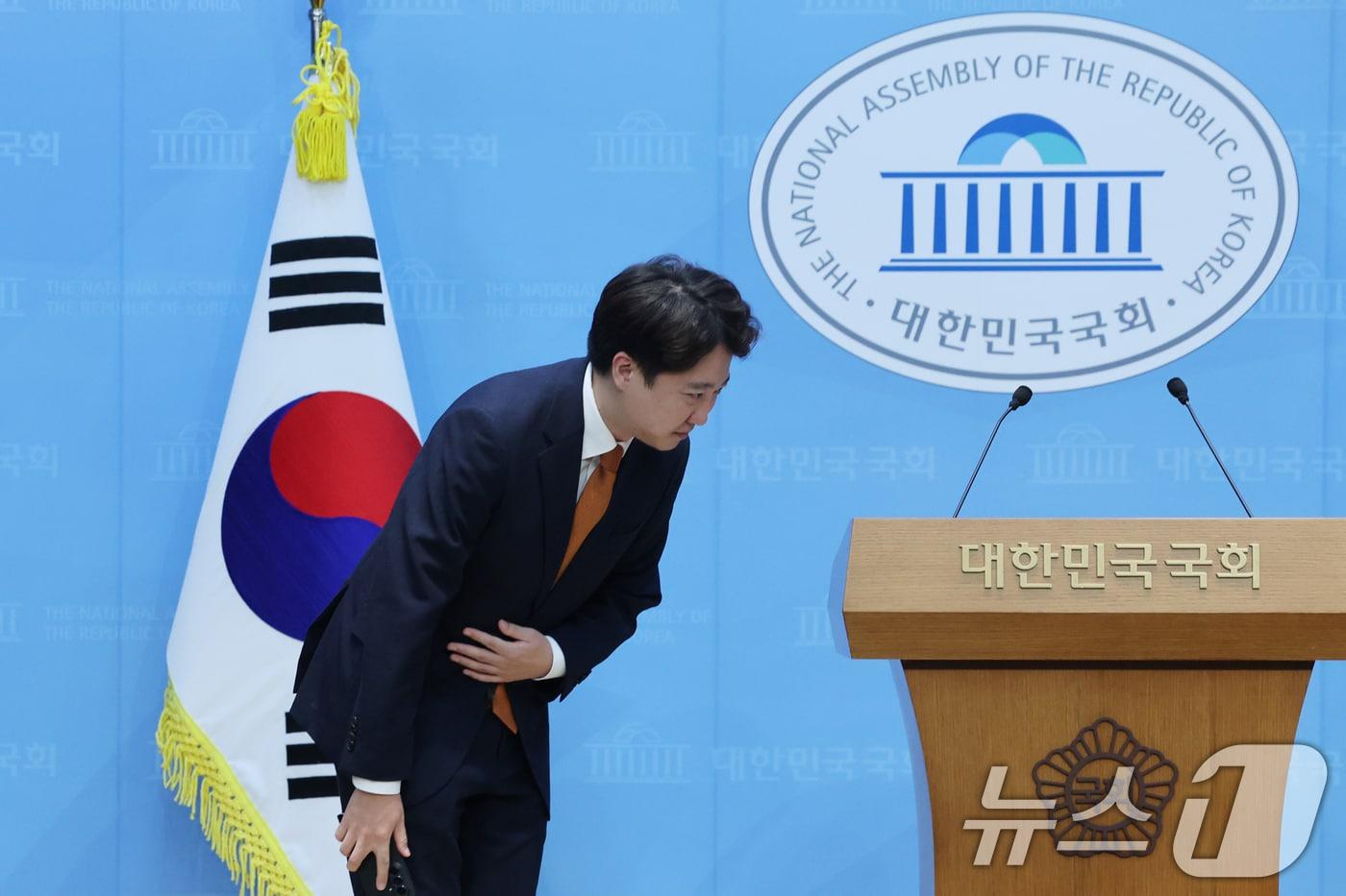 본문 이미지 - 이준석 개혁신당 대표가 26일 오전 서울 여의도 국회 소통관에서 당대표 사퇴 기자회견을 마치고 인사하고 있다.2026.8.26 ⓒ 뉴스1 황기선 기자