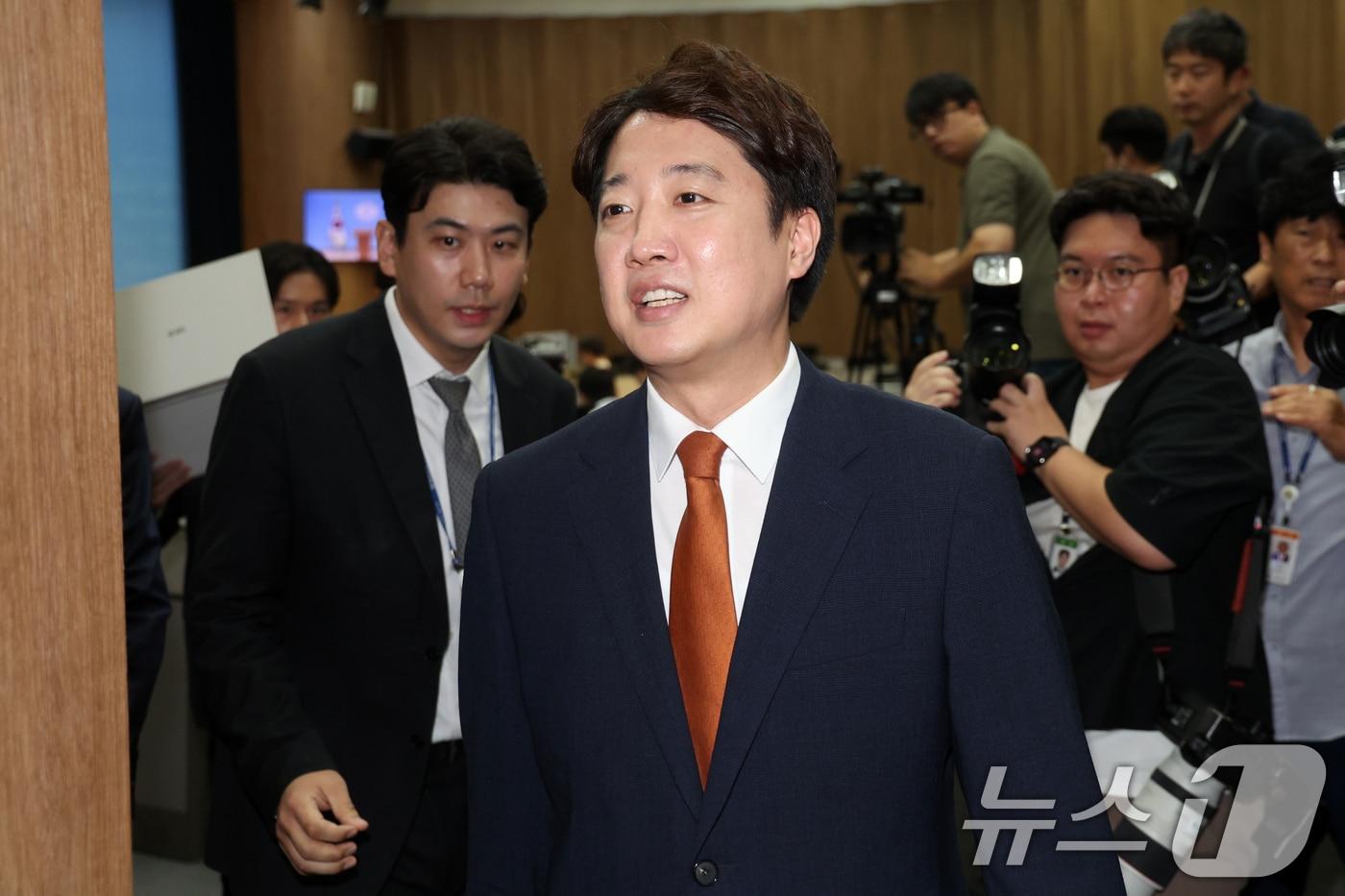 본문 이미지 - 이준석 개혁신당 대표가 26일 오전 서울 여의도 국회 소통관에서 당대표 사퇴 기자회견을 마치고 회견장을 나서고 있다. 2026.8.26 ⓒ 뉴스1 황기선 기자