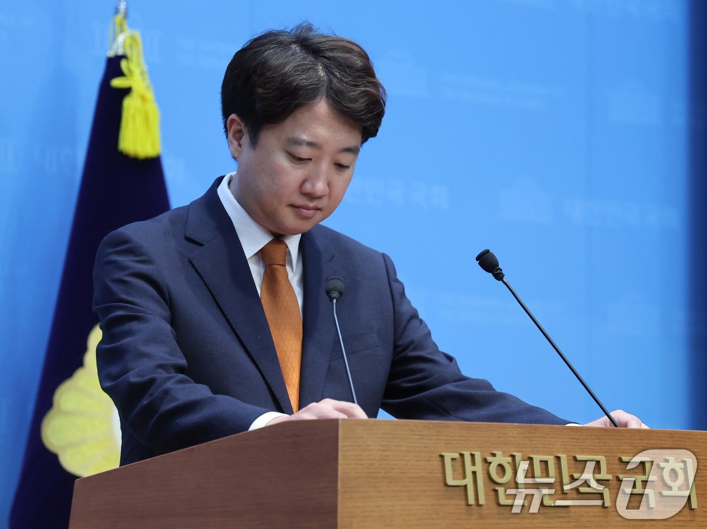 본문 이미지 - 이준석 개혁신당 대표가 26일 오전 서울 여의도 국회 소통관에서 당대표 사퇴 기자회견을 위해 마이크를 조정하고 있다. 2026.8.26 ⓒ 뉴스1 황기선 기자