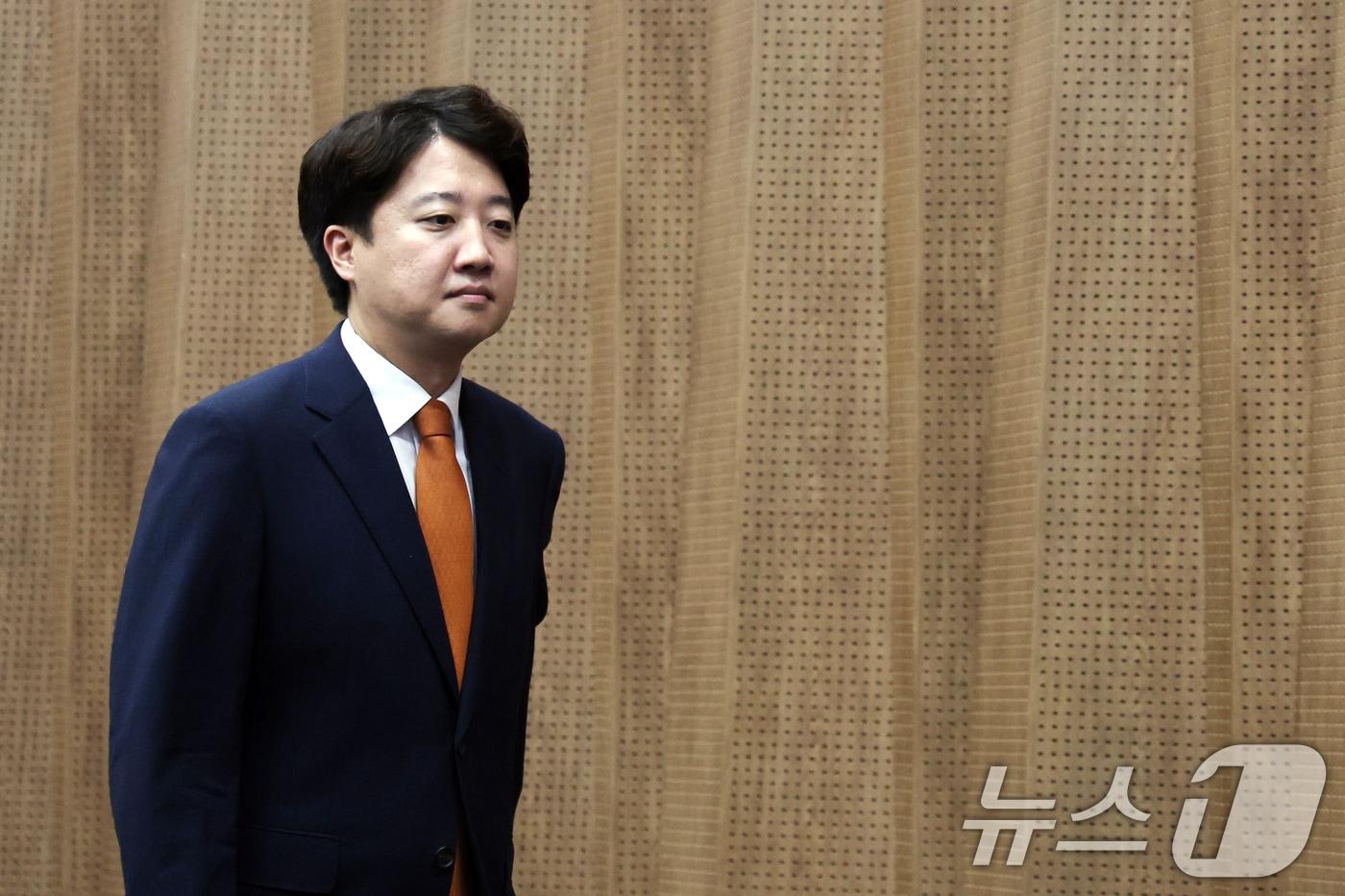 본문 이미지 - 이준석 개혁신당 대표가 26일 오전 서울 여의도 국회 소통관에서 당대표 사퇴 기자회견을 위해 발걸음을 옮기고 있다. 2026.8.26 ⓒ 뉴스1 황기선 기자