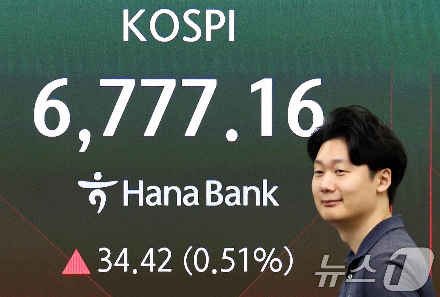 본문 이미지 - 26일 오전 서울 중구 하나은행 본점 딜링룸 전광판에 증시 시황이 표시되어 있다.  2026.8.26 ⓒ 뉴스1 최지환 기자