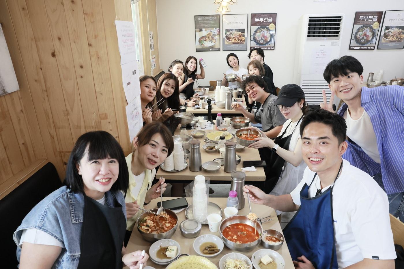 본문 이미지 - 강릉 초당순두부를 즐기고 있는 글로벌 인플루언서들(한국관광공사 제공)