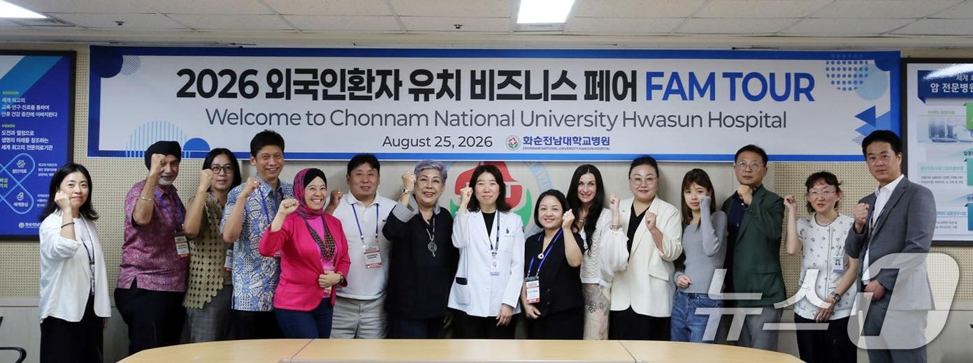 본문 이미지 - 화순전남대병원이 지난 25일 러시아 하바롭스크와 베트남 푸토 지역 외국인환자 유치업체와 각각 업무협약을 체결한 뒤 기념촬영하고 있다. (화순전남대병원 제공. 재판매 및 DB금지) 2026.8.26 