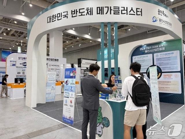 본문 이미지 - 용인시가 26일~28일 수원에서 열리는 '2026 차세대 반도체 패키징 산업전'(ASPS)에 참가한다. 사진은 지난해 행사 때 모습.(용인시 제공)